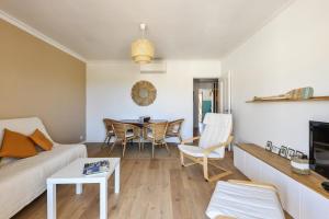 滨海圣西尔Appartement Provenza - Welkeys的客厅配有沙发和桌子