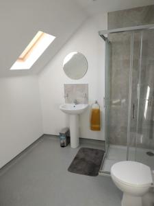 穆林加尔Greenway Guesthouse的浴室配有卫生间、盥洗盆和淋浴。