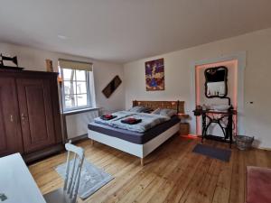 NiederstettenUnser Keltenhof的一间卧室配有一张床,铺有木地板