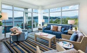 科达伦One Lakeside的客厅设有蓝色家具和大窗户