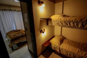 格拉玛多Condominio Residencial pousada do Serran0的一间卧室配有两张双层床和镜子