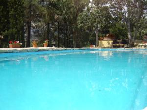 Casa Rural Crisol Spa内部或周边的泳池