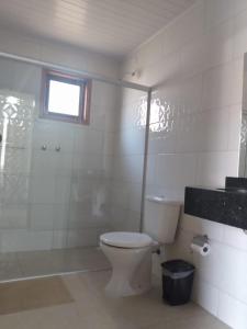 蒙特韦尔迪Chalés Recanto Vista do Valle的一间带卫生间和淋浴的浴室以及窗户。