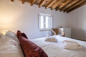 维迪堡Casa da Judiaria的一间卧室配有一张带白色床单的床和一扇窗户。