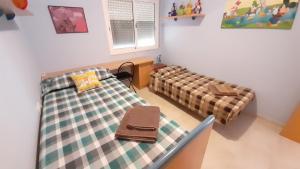 埃勒凡达尔El Vendrell montaña y playa的一间客房配有两张床和一张沙发