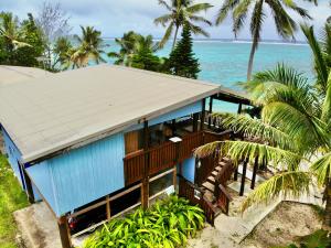 拉罗汤加阿拉帕迪度假屋的海边蓝色房子