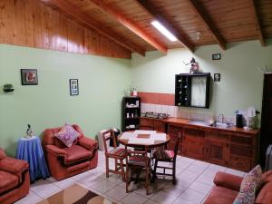 蒙泰韦尔德哥斯达黎加Cassidini House的客厅配有桌椅和电视。