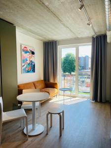 塔林Campus House by Larsen的客厅配有沙发、桌子和窗户