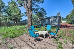 MountainaireBright and Modern Flagstaff Cottage Escape!的树前的桌椅