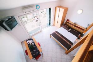 奥米什Villa Brigita的卧室享有上方的景致,配有1张床和电视。