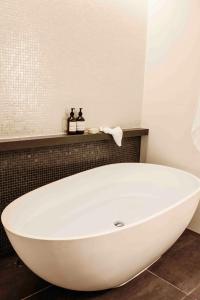 汉密尔顿岛海滩俱乐部酒店的浴室内设有一个白色浴缸