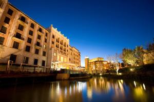 约翰内斯堡Pivot Hotel Montecasino的一座有建筑的城市,晚上有河流