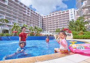 本部冲绳马海纳健康度假酒店的一群儿童坐在酒店游泳池里