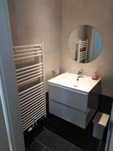维也纳Favoriten-Rooms的浴室设有白色水槽和镜子