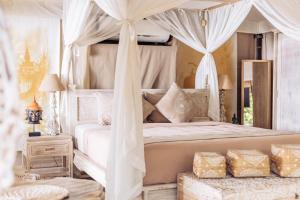 湄南海滩Khwan Beach Resort - Luxury Glamping and Pool Villas Samui - Adults Only - SHA Extra Plus的一间卧室配有一张带天蓬的白色床