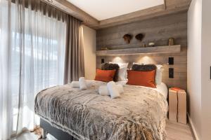 瓦勒迪泽尔Vail Lodge by Alpine Residences的一间卧室设有一张大床和一个窗户。
