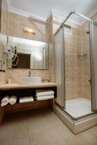 切什梅Suena hotel Çeşme的带淋浴和盥洗盆的浴室