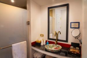 琅勃拉邦贝莱福精品酒店的一间带水槽和镜子的浴室