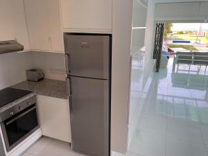 拉基Ilios Akti的厨房配有不锈钢冰箱和炉灶。