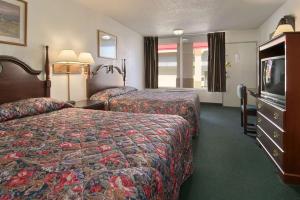 俄克拉何马城俄克拉何马展览会场速8酒店的酒店客房设有两张床和一台平面电视。