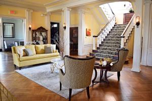 海波因特JH Adams Inn, Trademark Collection by Wyndham的一间带楼梯和沙发的客厅