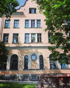 斯德哥尔摩Ersta Hotell & Konferens的一面有窗户的建筑