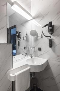 波恩Hotel Belmont Classic的白色的浴室设有水槽和镜子