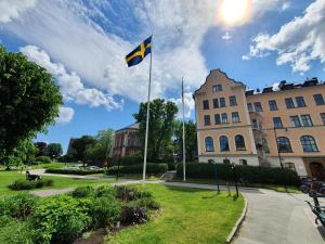 斯德哥尔摩Ersta Hotell & Konferens的建筑物前杆上的旗帜