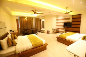 KotdwāraHotel Grand Kailash,Kotdwara的酒店客房设有两张床和一台平面电视。
