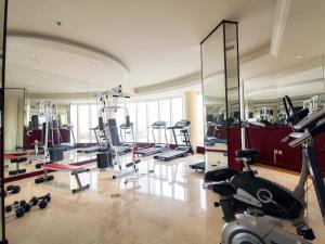 吉达Lotaz Hotel - Al Shatea的健身房,配有各种跑步机和机器