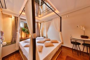上克鲁斯帕拉迪索情趣酒店 - 克鲁斯阿尔塔的一间卧室配有一张带白色床单和一张桌子的床。