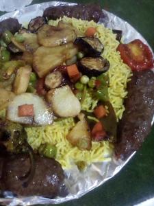 达哈布Diamond Dahab House的饭,肉和蔬菜的盘子