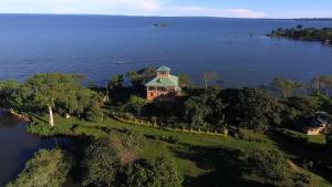 恩德培Avocado Bay Private Retreat的水面上岛上房屋的空中景观