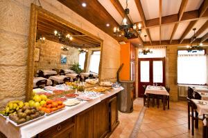 阿拉力兹欧派塔露农家酒店的大房间设有一张桌子,上面摆放着水果和蔬菜