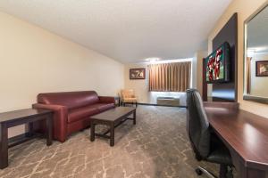 Red Roof Inn Seattle Airport - SEATAC的休息区