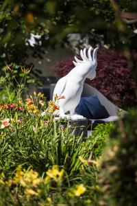 圣若阿基姆La Mare aux Oiseaux, The Originals Collection (Relais du Silence)的坐在花园中的白鸟雕像
