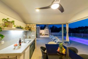 尼亚卢卡Villa Barbara - Olive Paradise, with chlorine-free pool的厨房和用餐室,享有游泳池的景色
