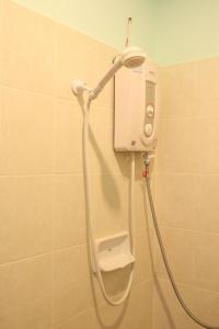 拉迈BT豪宅酒店的浴室里设有淋浴,墙上设有喷雾器