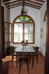 萨尔泰阿诺Albergo Santa Chiara的一间带桌椅和窗户的用餐室