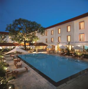 科钦特里丹特柯钦酒店的酒店前方的大型游泳池