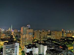 台北所在行旅的城市天际线,夜晚有高楼