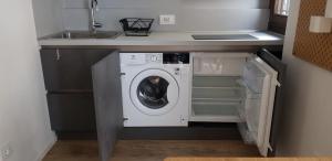 帕多瓦Borgo Portello的厨房配有洗衣机和烘干机,