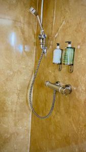 阿伯丁Siberia Bar & Hotel的带淋浴喷头的浴室