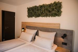 费斯恩Hotel verWeiler的一张带白色枕头和绿色墙壁的床