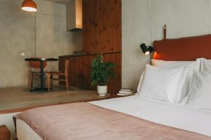 波尔图Outsite Porto Mouco的卧室配有1张床、1张桌子和1把椅子