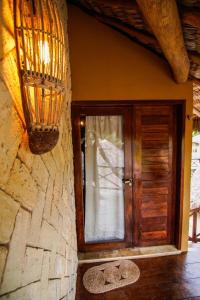 巴拉格兰德Pousada Rota dos Ventos的一间设有木门和窗户的客房