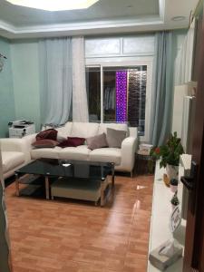 丹吉尔Apartment Nazaha for families only的客厅配有白色沙发和窗户