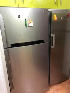 丹吉尔Apartment Nazaha for families only的不锈钢冰箱,上面贴有注释