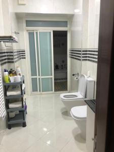 丹吉尔Apartment Nazaha for families only的一间带卫生间和玻璃门的浴室