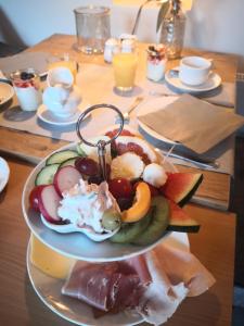 纽哈灵吉塞尔Hotel garni Haus am Meer的桌上的一盘早餐食品
